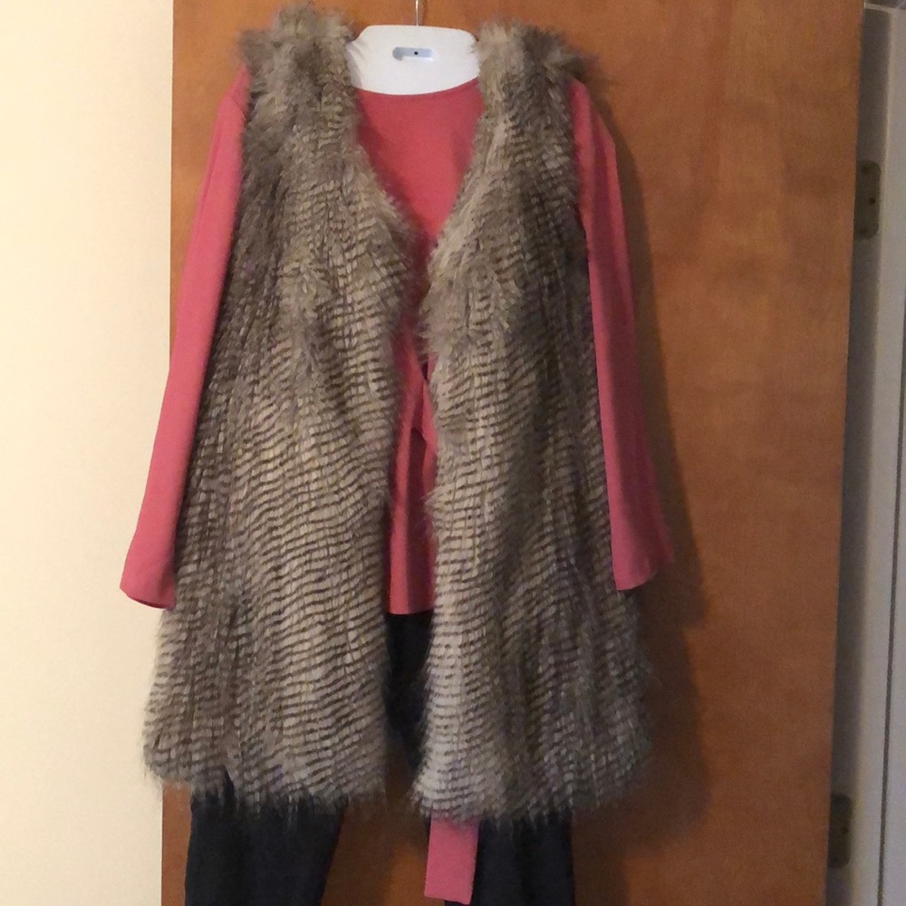 🎈Ann Taylor Faux Fur Vest
